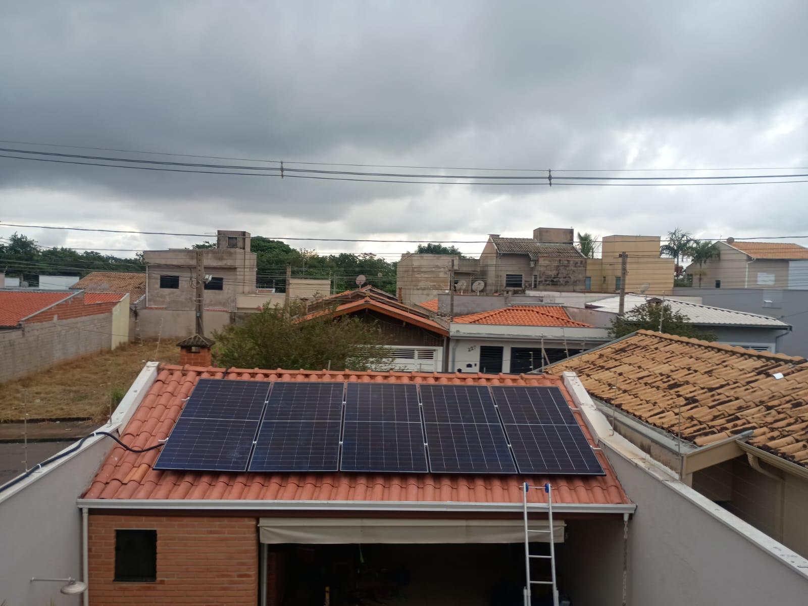 Painéis solares instalados em telhado residencial pela VR Soluções Energéticas