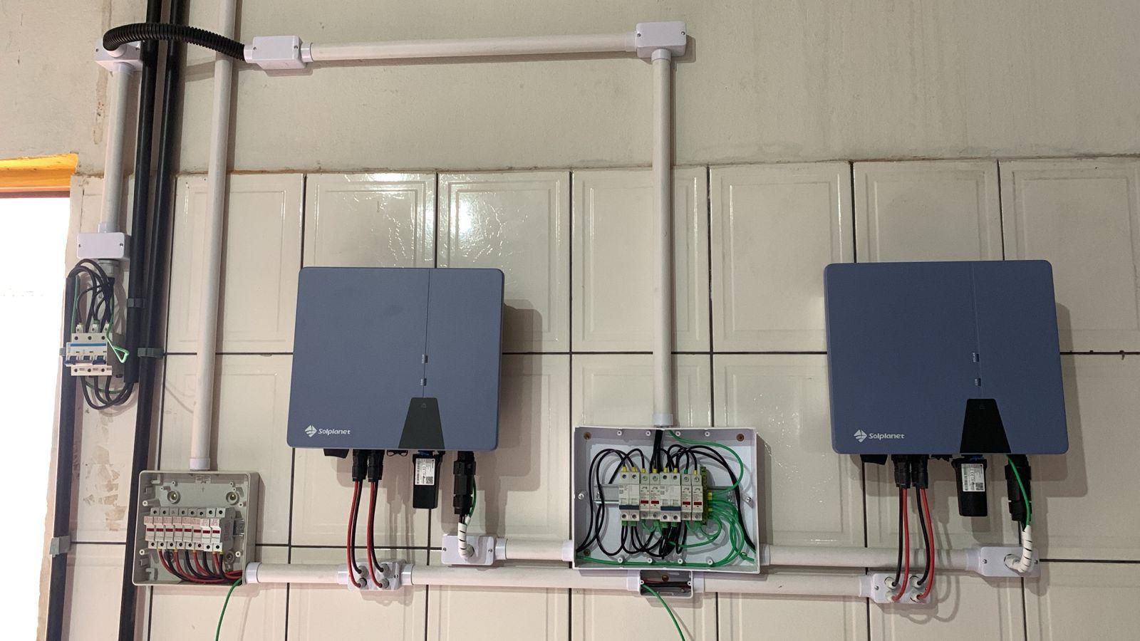 Sistema fotovoltaico residencial com inversor solar em operação