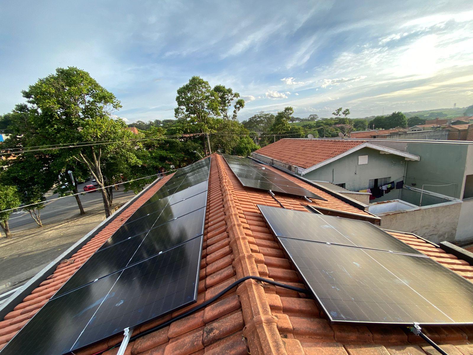 Instalação de placas solares em telhado de cerâmica projeto residencial