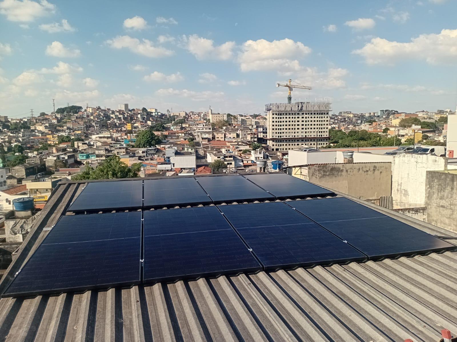 Equipe técnica realizando instalação de energia solar em residência