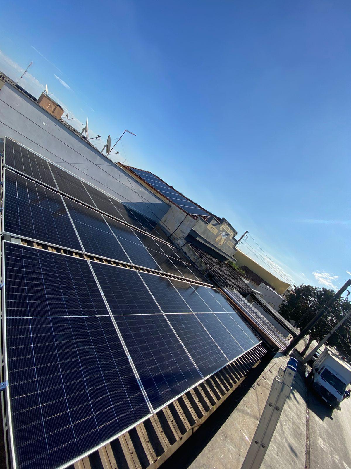 Conjunto de módulos solares instalados em propriedade rural pela VR Soluções