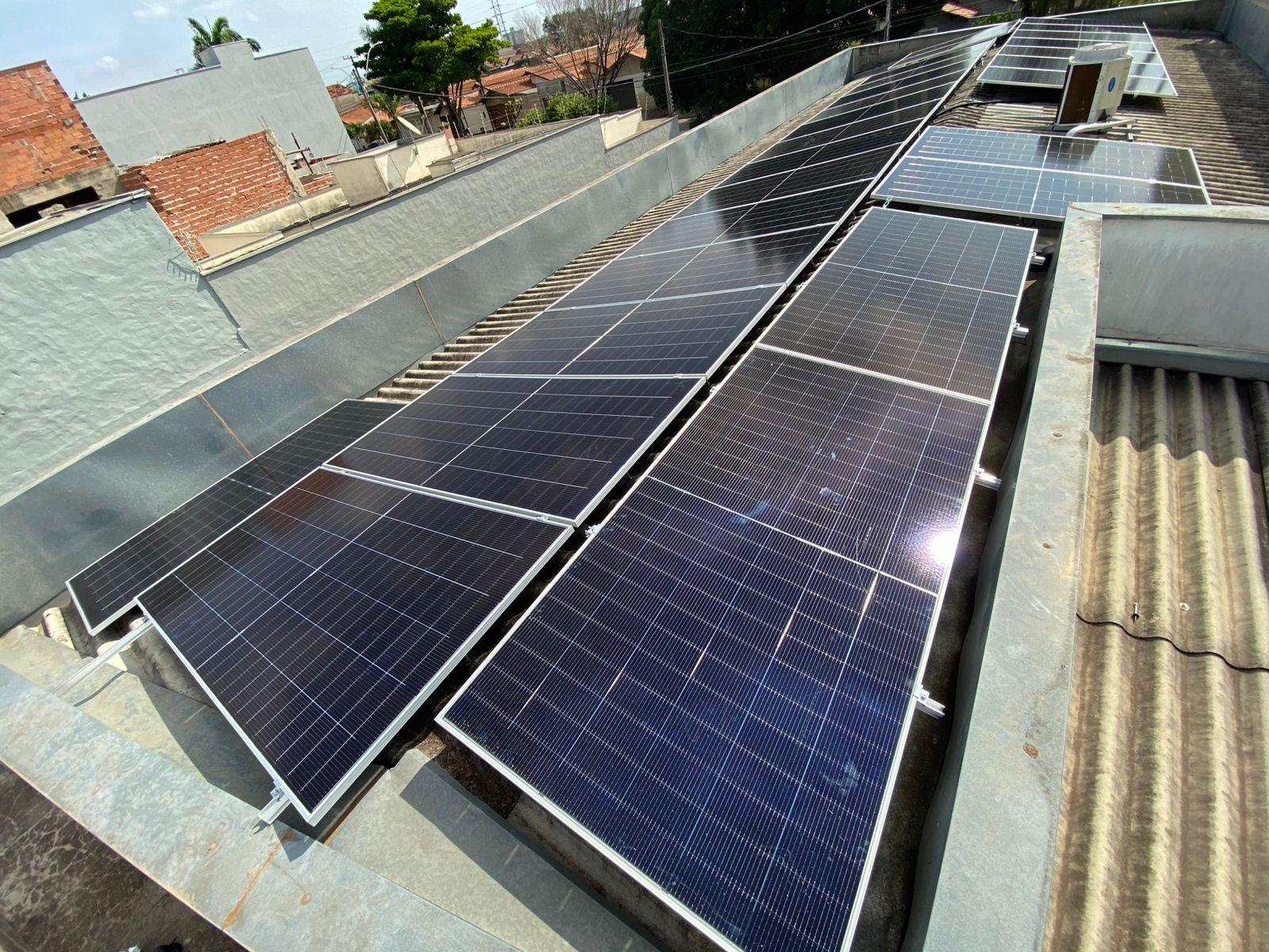 Sistema de energia solar comercial com múltiplos painéis fotovoltaicos